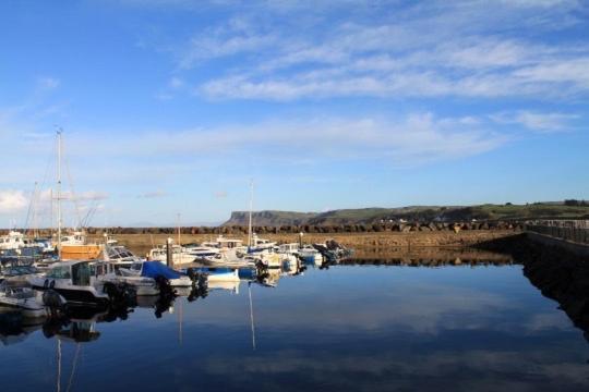 Cosy Loft Apartment Ballycastle Bagian luar foto